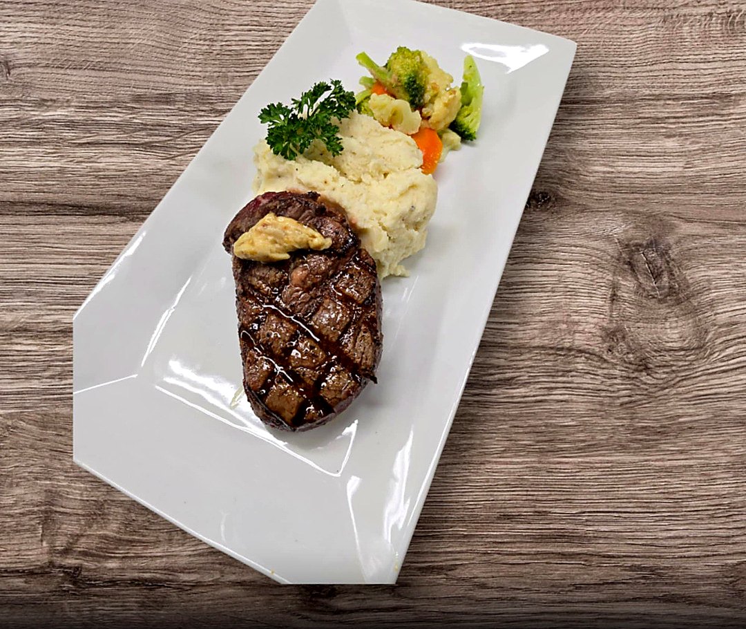 Filet mignon with mashed potatoes and vegetables
